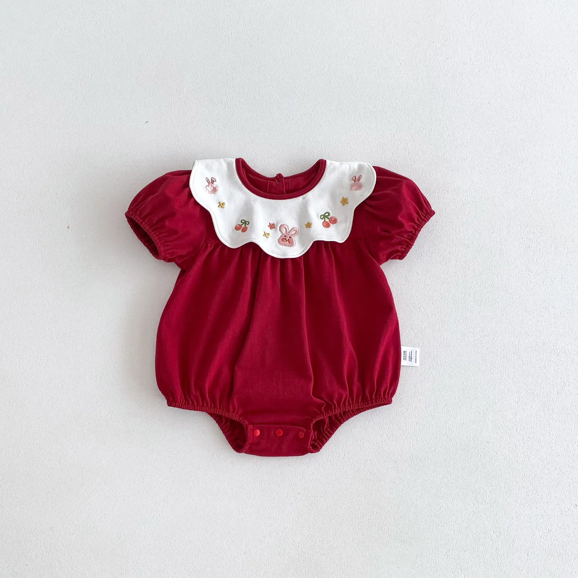 半袖ロンパース red / 66cm 0-6m ☺︎ ベビーロンパース 半袖パフスリーブフリル襟ボディスーツ うさぎバニー刺繍