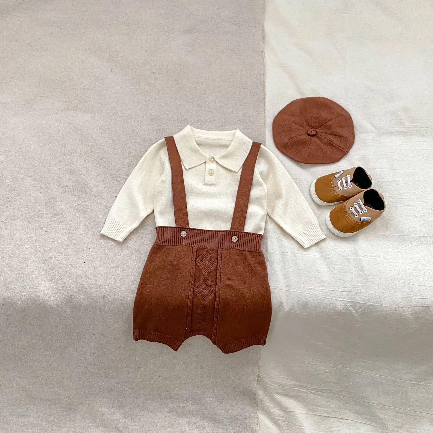 長袖セットアップ Red / 6M  66CM ベビーセットアップ 3点セット ニット長袖ポロシャツ+ニットサスペンダーショートパンツ+ベレー帽【mh0008555】