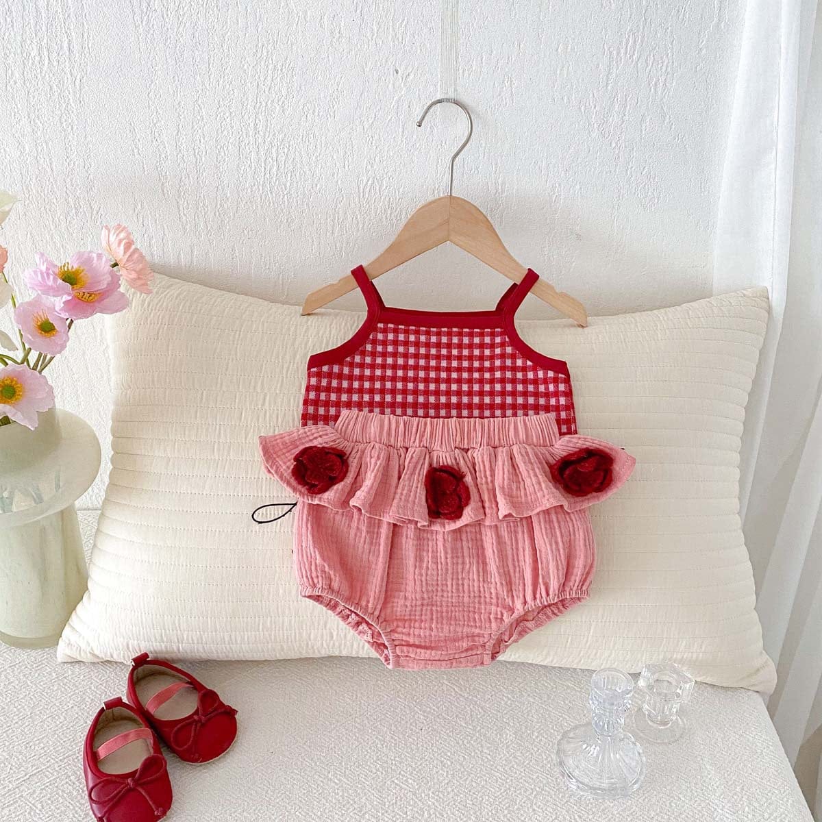 ノースリーブセットアップ Red / 73cm チェックキャミソールトップス+フラワーアップリケフリルブルマパンツセットアップ 2点セット【mh0009766】