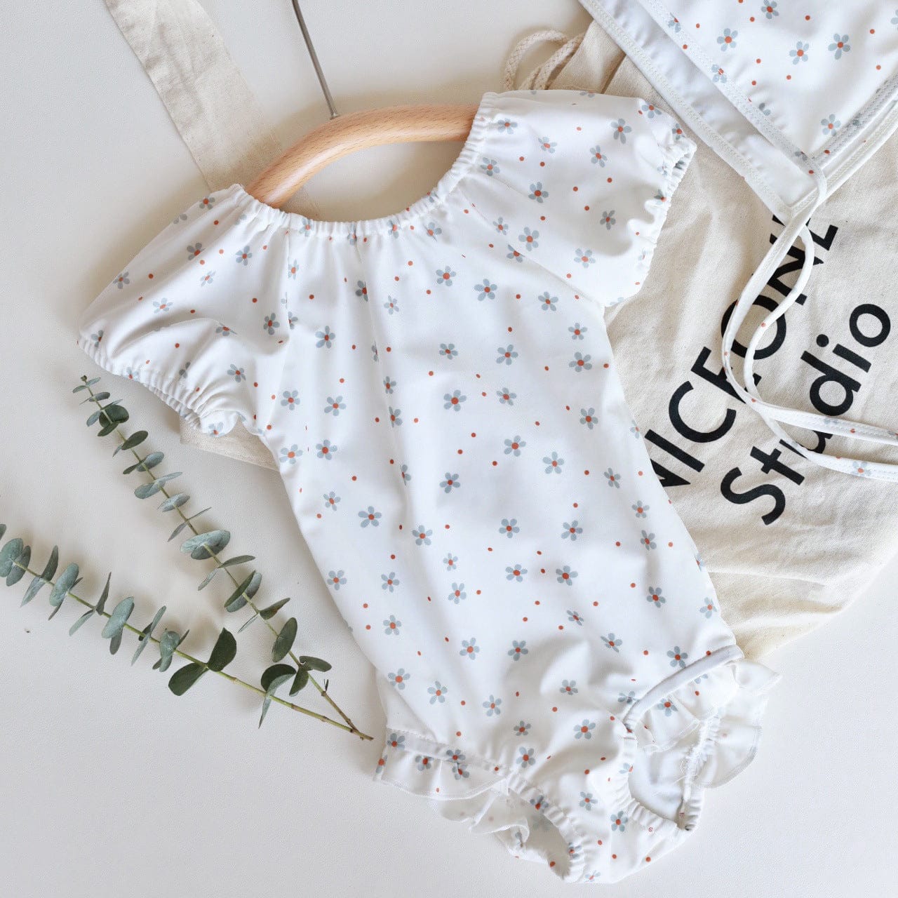 ベビー用水着 swimsuit puff sleeves beige white flowers / 130 ガールズ水着 半袖パフスリーブワンピーススイムウェア ラッシュガード【mh0009287】