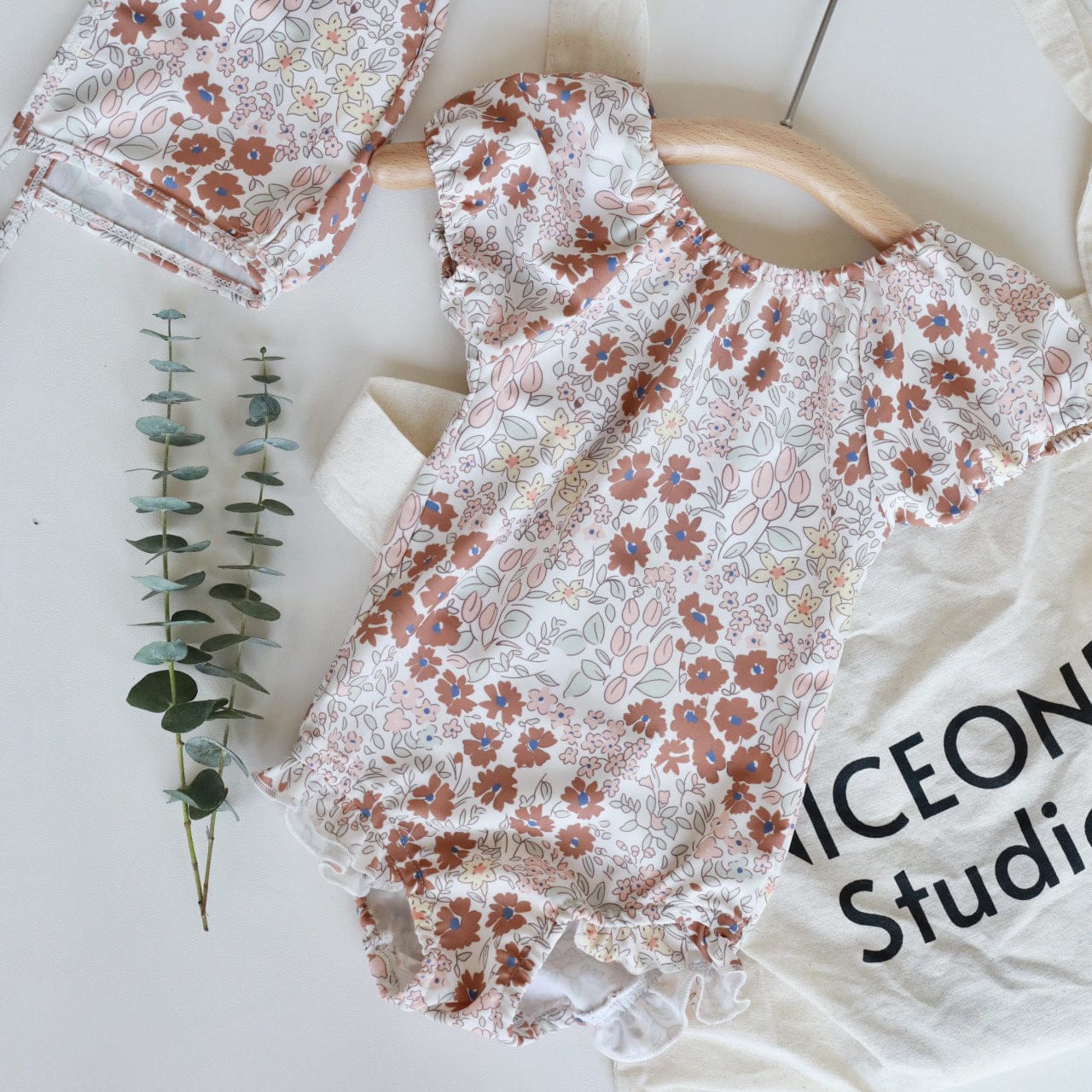 ベビー用水着 swimsuit puff sleeves with brown florals / 110 ガールズ水着 半袖パフスリーブワンピーススイムウェア ラッシュガード【mh0009287】