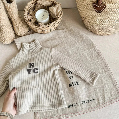 キッズ用ハイネックリブニットセーター（アイボリー）NYC刺繍、長袖