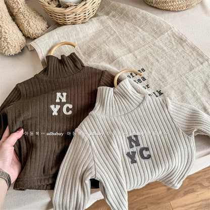 キッズ用ハイネックリブニットセーター（コーヒー色）NYC刺繍入り