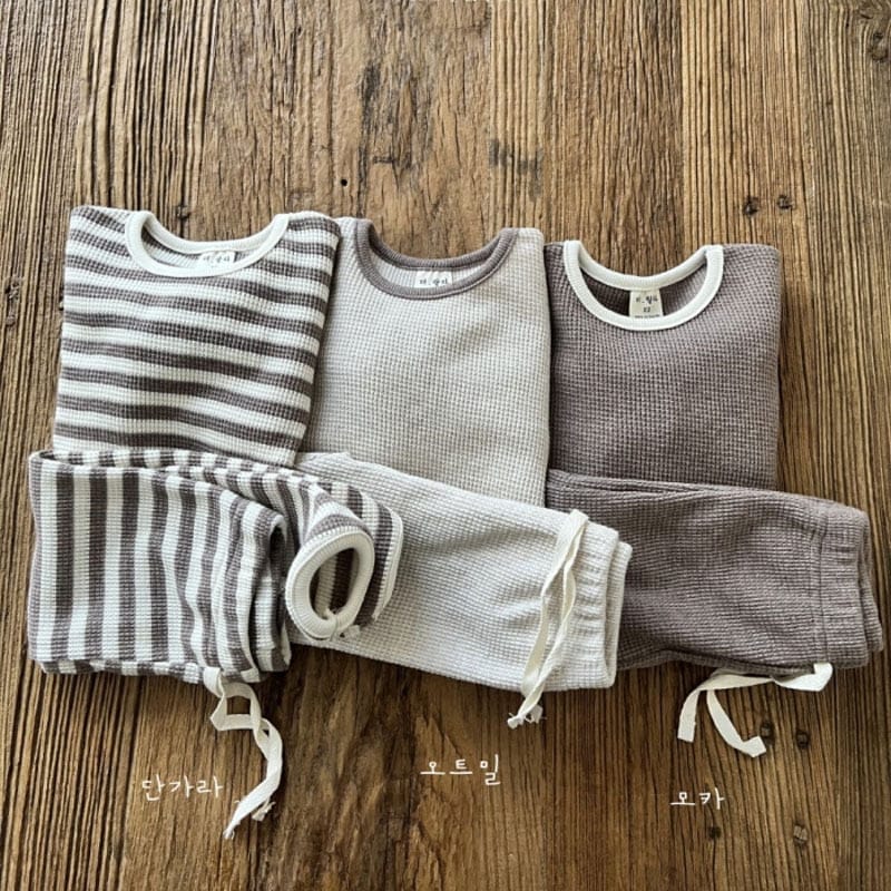長袖セットアップ ☺︎ ベビー キッズ 長袖Tシャツ パンツ 2点セット セットアップ ワッフル ロンT ルーズパンツ ルームウェア 無地 ボーダー 3カラー ユニセックス 男の子 女の子 子供服