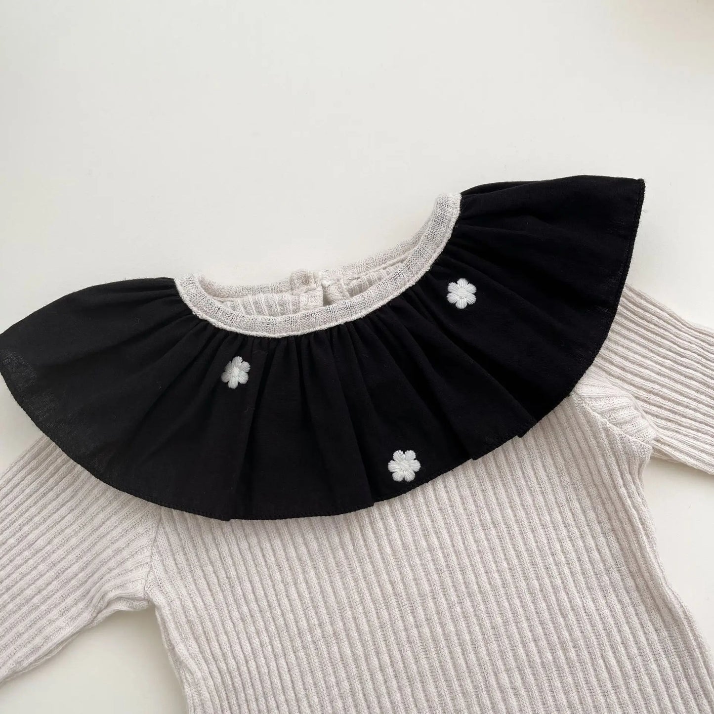 長袖セットアップ ベビートップス/パンツ フラワー刺繍ラッフル襟長袖カットソーTシャツ+ペプラムフリルロングパンツ【mh0007354】