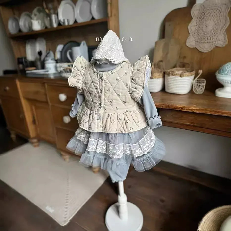 長袖セットアップ ベビーベスト/トップス/レギンス フラワープリントショルダーフリルキルティングベスト/フリルハイネック長袖Tシャツ/チュールスカートドッキングレギンスパンツ【mh0007732】