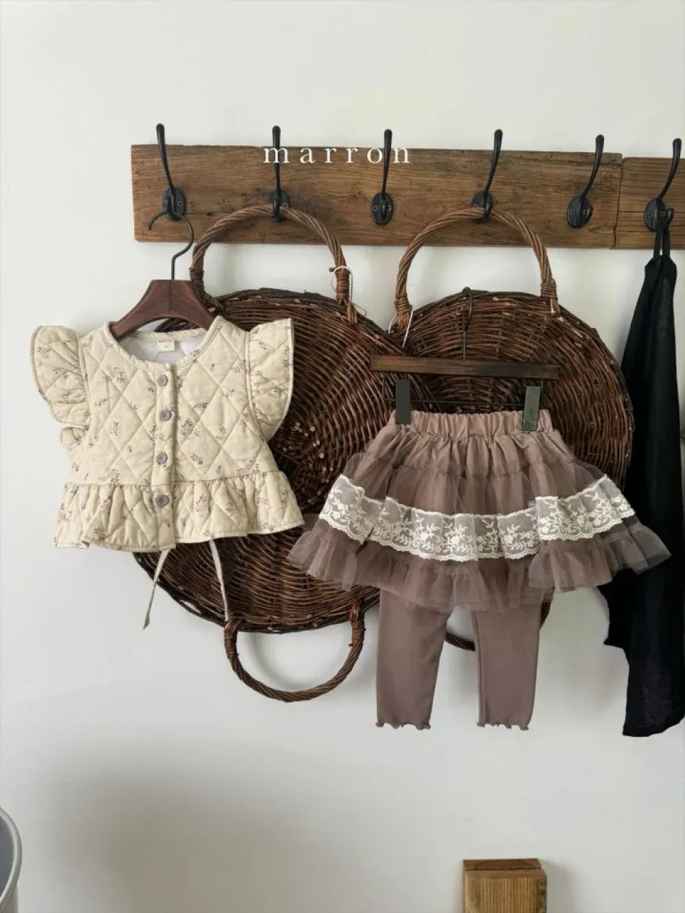 長袖セットアップ ベビーベスト/トップス/レギンス フラワープリントショルダーフリルキルティングベスト/フリルハイネック長袖Tシャツ/チュールスカートドッキングレギンスパンツ【mh0007732】