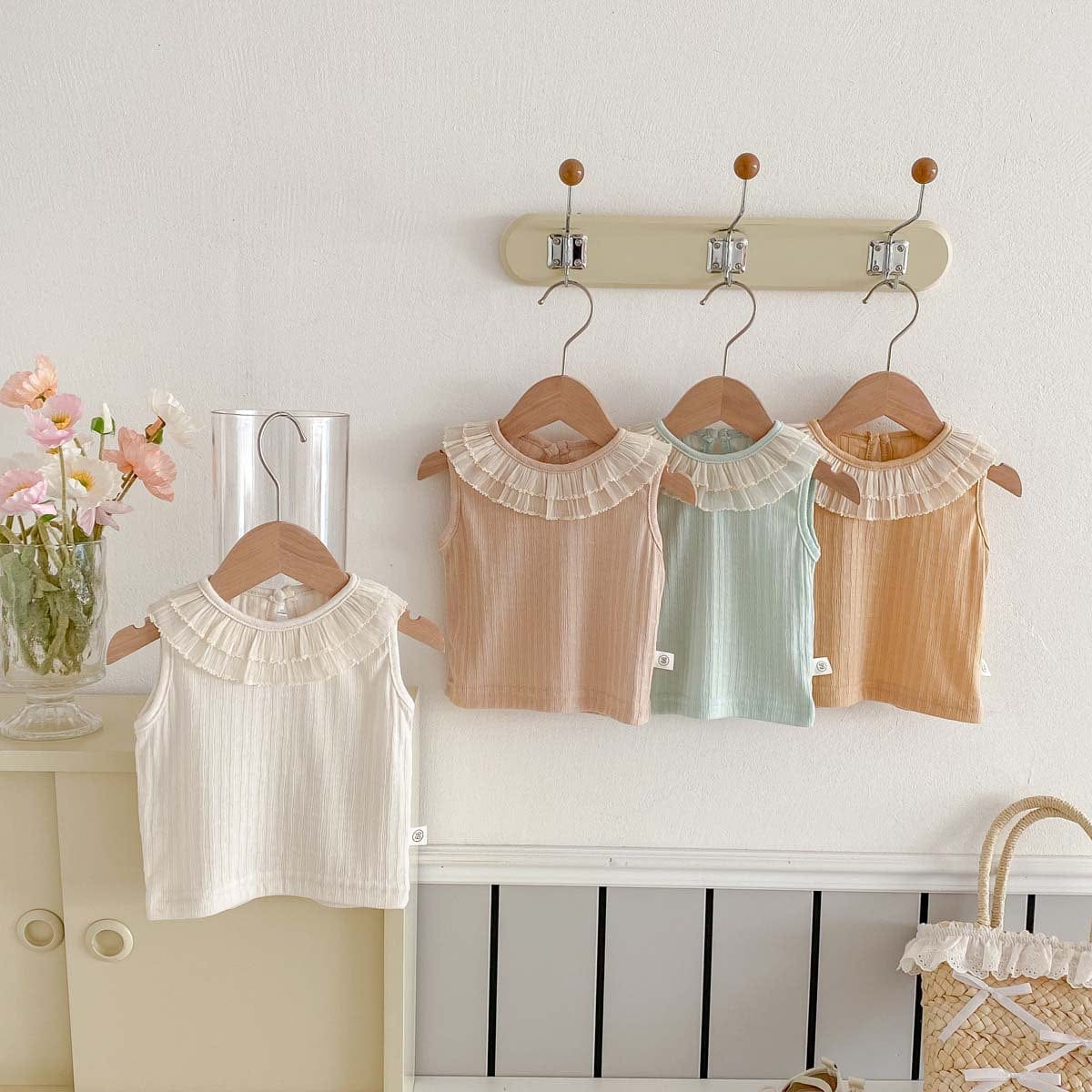 タンクトップ・キャミソール・ノースリーブトップス ラッフル襟ノースリーブTシャツ【mh0010342】