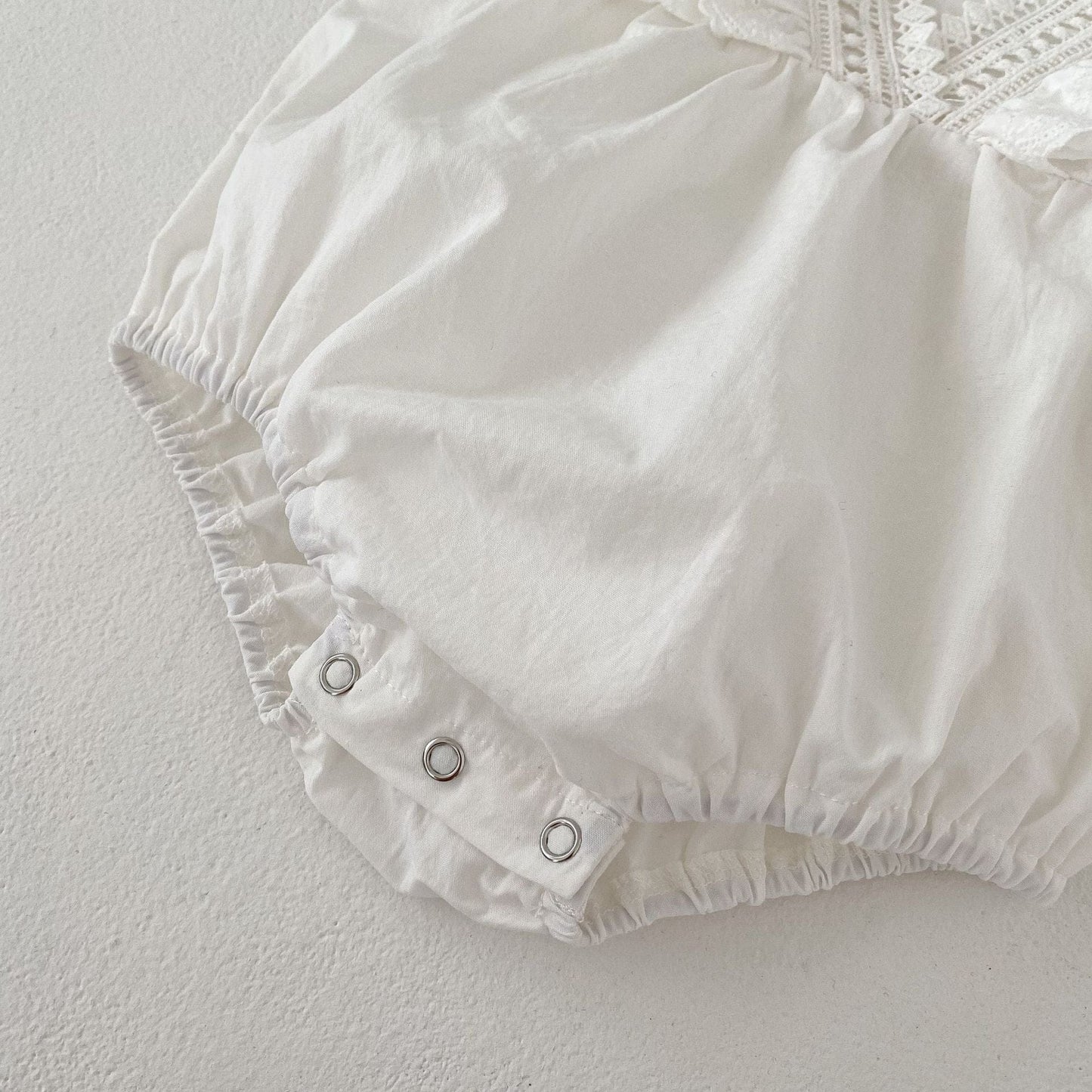 ノースリーブロンパース ベビー レース フリル Vネックデザイン ノースリーブ ロンパース ベージュ ガールズ 5977B