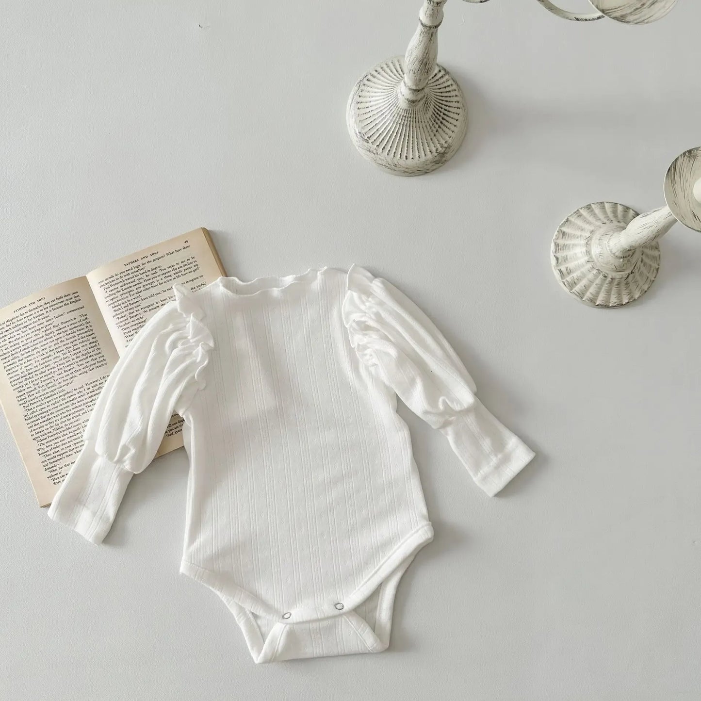 長袖ロンパース White / 3-6M  66cm ベビーロンパース 長袖パフスリーブボディスーツ ショルダーフリル 2カラー【mh0006393】