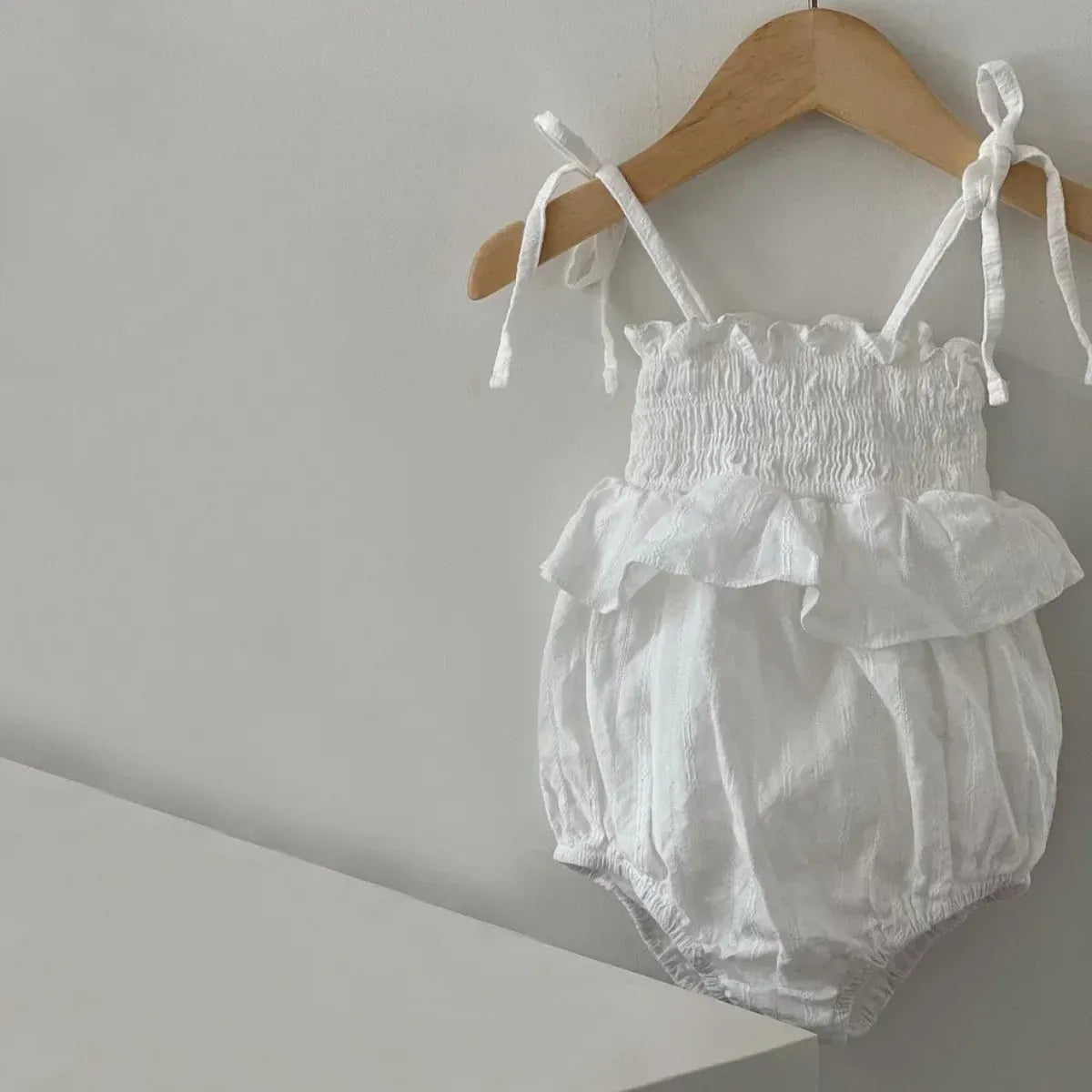 ノースリーブロンパース white / 66cm 0-6m ベビーロンパース キャミソールペプラムフリルボディスーツ 2カラー