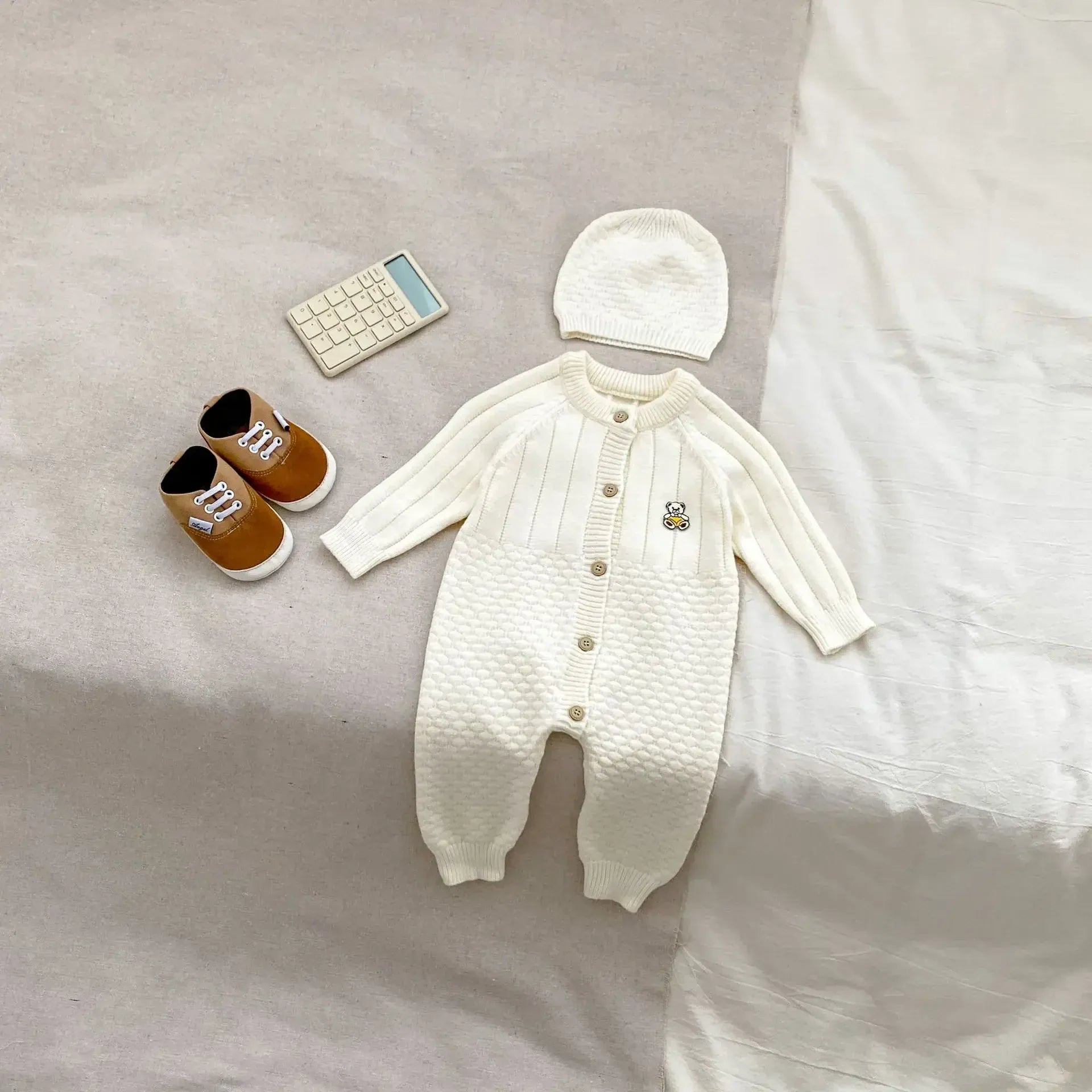 長袖ロンパース White / 66cm 0-6m ベビージャンプスーツ くまベアワッペン長袖ニットロンパース+ビーニーニット帽セット 3カラー【mh0007462】