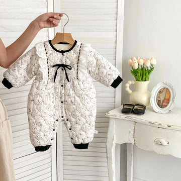 アウタージャンプスーツ White / 66cm 0-6m ベビーアウタージャンプスーツ ショルダーフリルレースリボンフラワープリントキルティング裏フリース長袖ボディスーツ モノトーン【mh0007630】