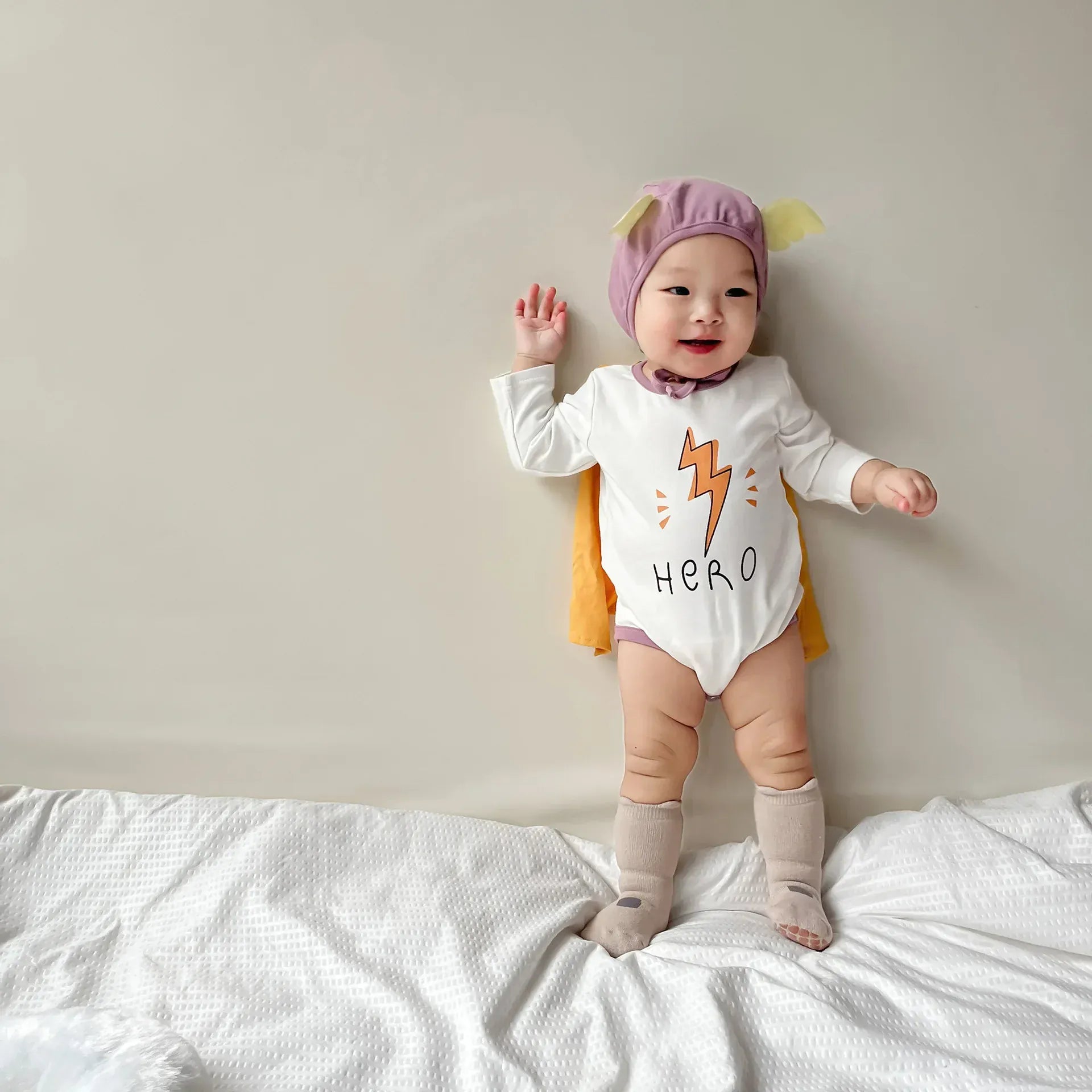 長袖ロンパース white / 66cm ベビーロンパース 長袖ボディスーツ ヒーローコスチューム 帽子セット 2カラー