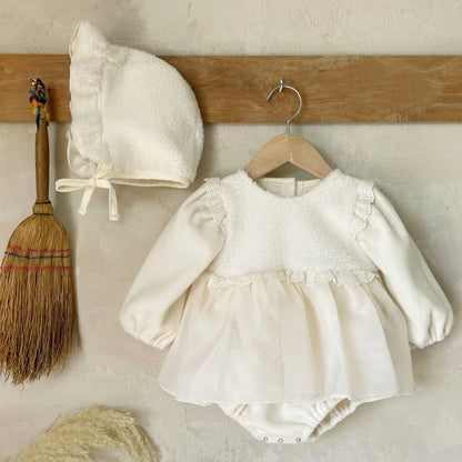 長袖ロンパース white / 6M  66cm / 取り寄せ（7〜21日） ベビー長袖ロンパース ボンネットセット ボアフリースドッキングスカートロンパース 帽子セット お出かけ ホワイト ガールズ 女の子 子供服