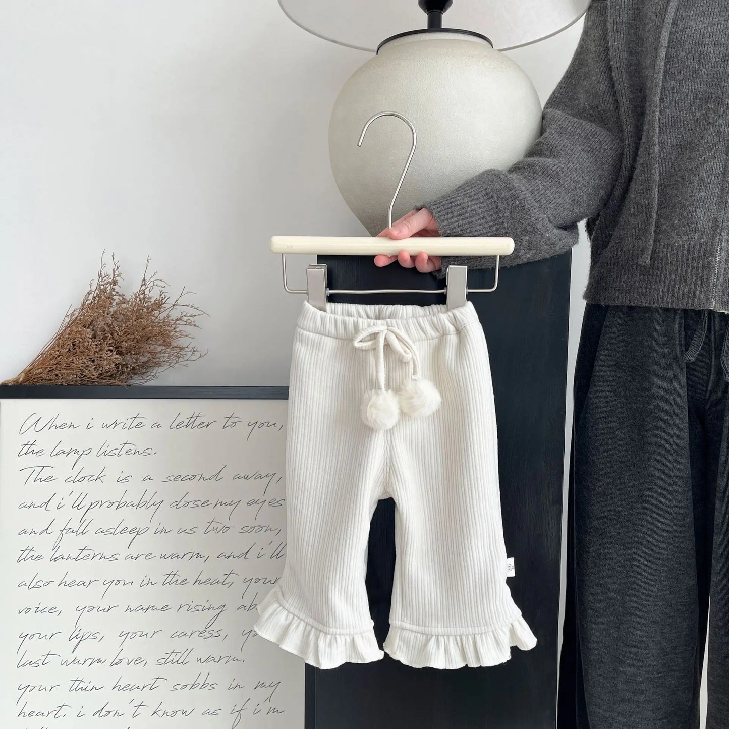 長袖セットアップ white pants / 6M  66CM ベビーベスト/トップス/パンツ フェイクムートンボアフリースベスト/カラフルネップ長袖ニットセーター/ポンポン付きフリルニットパンツ【mh0008041】