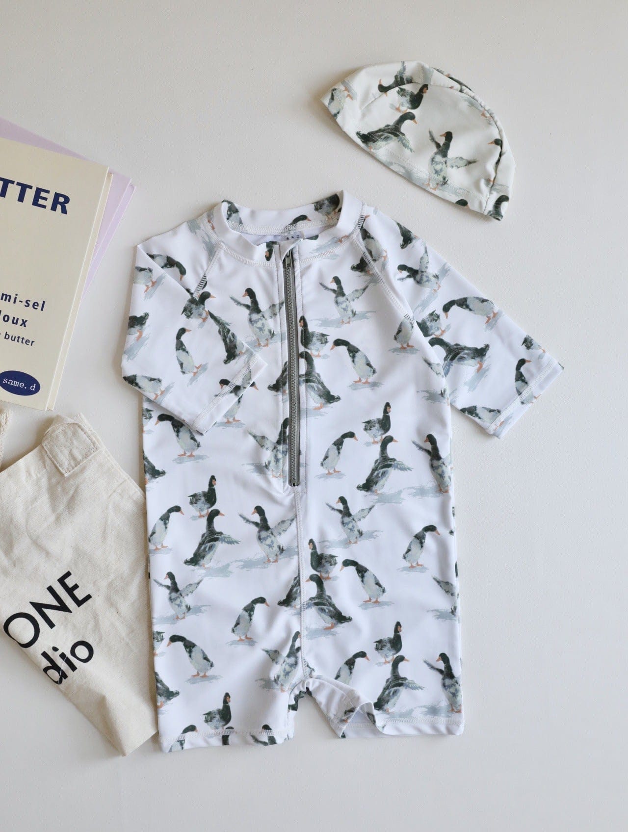 ベビー用水着 zip-up swimsuit duck duck / 80 ボーイズ水着 半袖つなぎスイムウェア ラッシュガード【mh0009354】