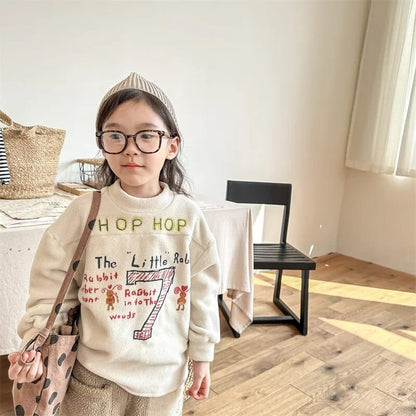 子ども用フリースハイネックプルオーバー（オフホワイト）ロゴプリントを着用