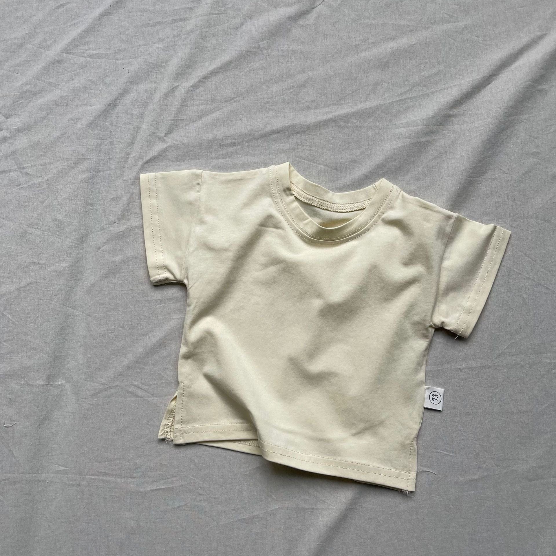 半袖Tシャツ Beige / 100cm ベビートップス シンプルスモーキーカラーサイドスリット半袖Tシャツ【mh0009166】