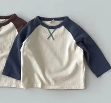 ベビー用長袖Tシャツ（ネイビー×白）、ラグランパッチワークの切替デザイン