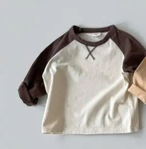 ベビー用長袖Tシャツ（ブラウン×白）、ラグランパッチワークのラグラン切替