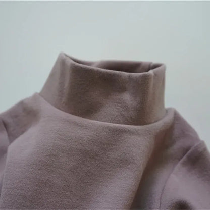 キッズ長袖ハイネックTシャツ、くすみブラウンの首元（ボトルネック）アップ