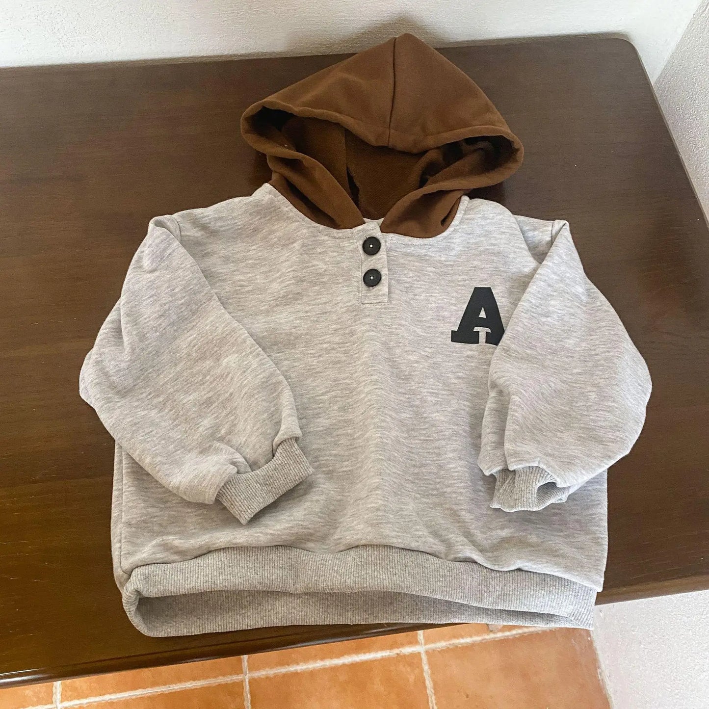 長袖Tシャツ gray / 12M  80cm キッズトップス フーディ袖スウェットシャツ アルファベットワンポイント アプリコット/グレー/2カラー
