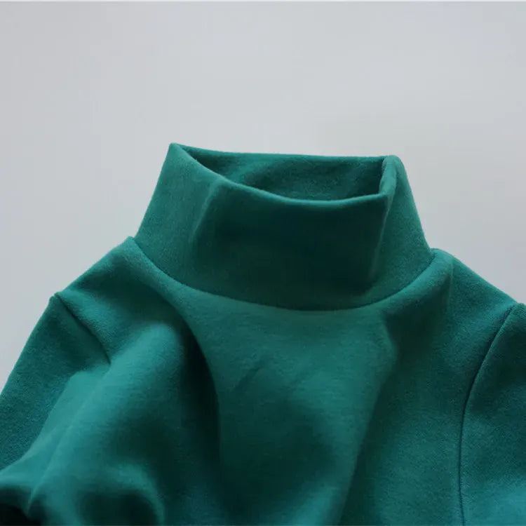 キッズ長袖ハイネックTシャツ、グリーンの首元（ボトルネック）アップ
