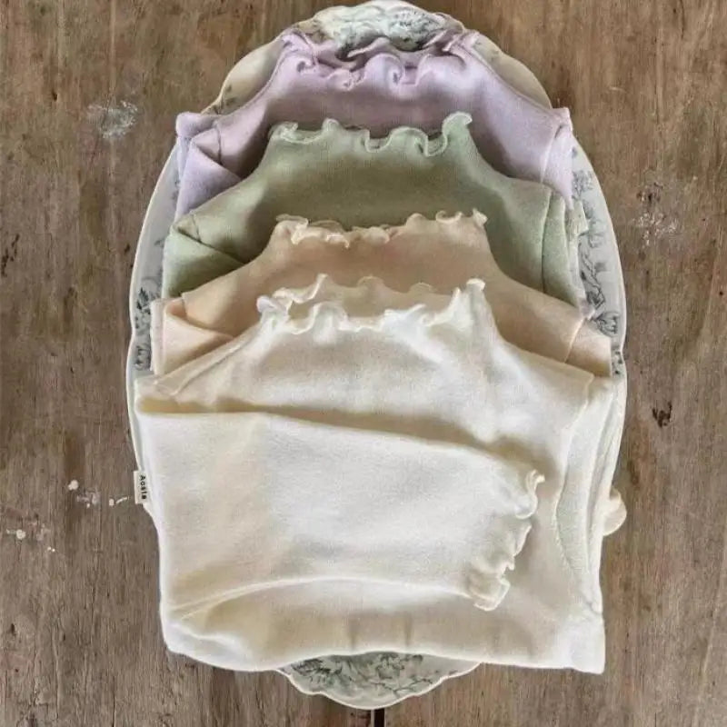 ベビー長袖Tシャツ、フリルスタンドカラーのラベンダー色