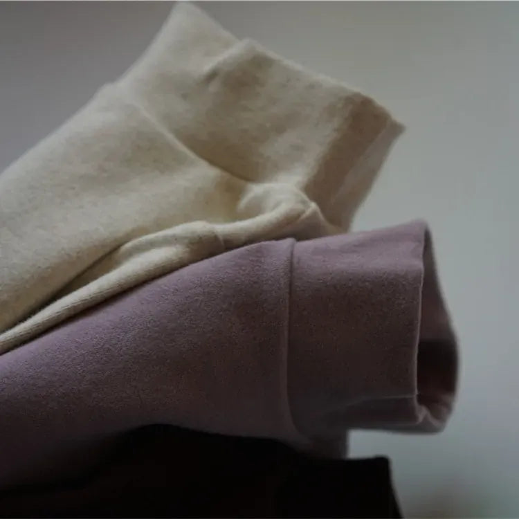 キッズ長袖ハイネックTシャツ、ベージュ系の袖と首元アップ