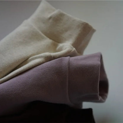 キッズ長袖ハイネックTシャツ、ベージュ系の袖と首元アップ