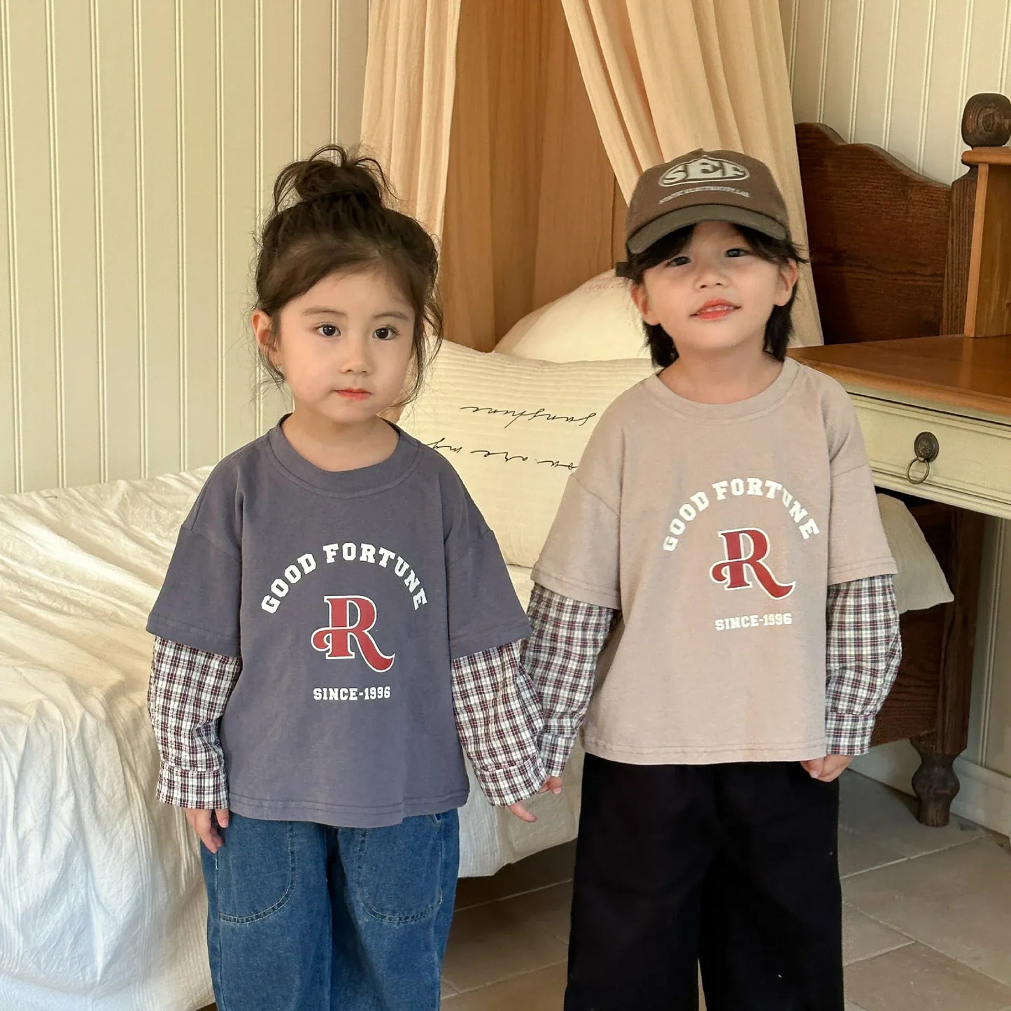 長袖Tシャツ キッズトップス 長袖ドッキングTシャツ 袖パッチワーク レターロゴ 2カラー