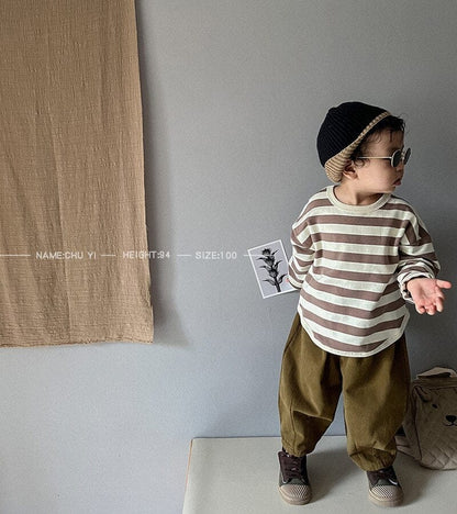 子ども用長袖Tシャツ、黒×白ボーダーを着た男の子