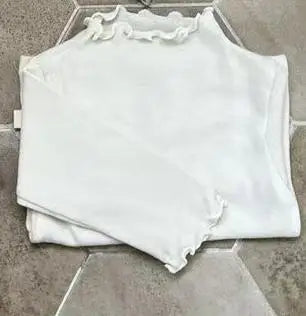 ベビー長袖Tシャツ、フリルスタンドカラーのホワイト