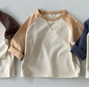 ベビー用長袖Tシャツ（ベージュ×白）、ラグランパッチワークの切替