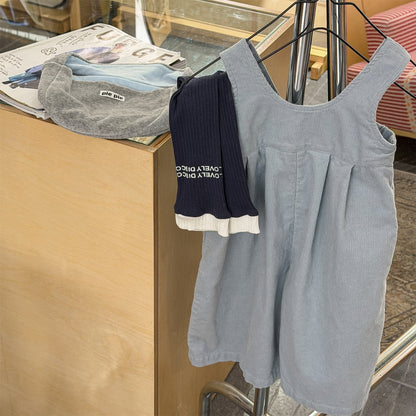 淡いブルーのデニムサロペットパンツ、胸当ての立体的な切替が見える