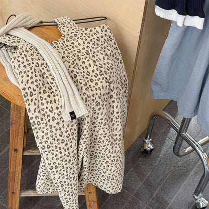 ベージュのヒョウ柄サロペットパンツ、背中側が見えるデザイン