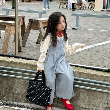 淡いブルーのデニムサロペットパンツ、前側の胸当てとサイドのシルエット
