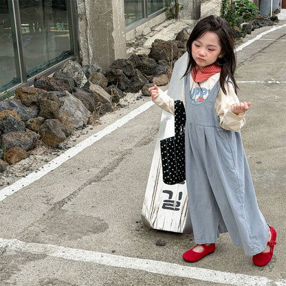淡いブルーのデニムサロペットパンツ、Aライン気味の広がるシルエット