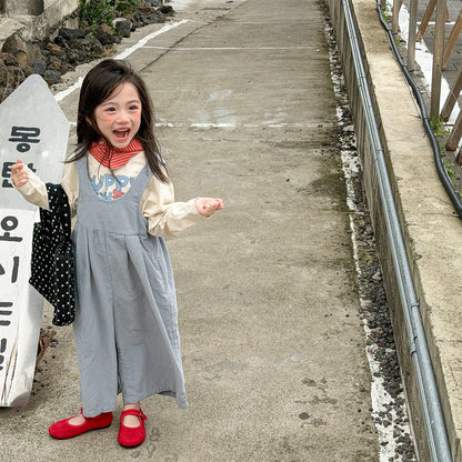 淡いブルーのデニムサロペットパンツ、ワイドな裾と胸当てのシンプルデザイン