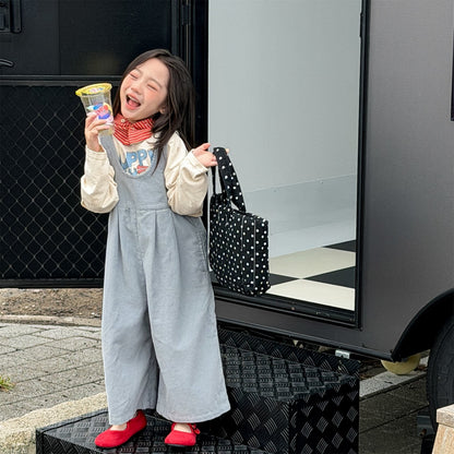 淡いブルーのデニムサロペットパンツ、フロントに胸当てと前開き風の縫い目