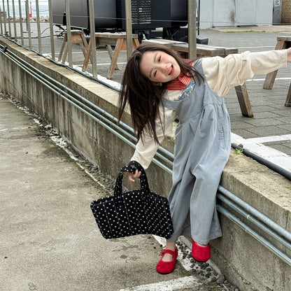 淡いブルーのデニムサロペットパンツ、胸当て付きでワイドな丈