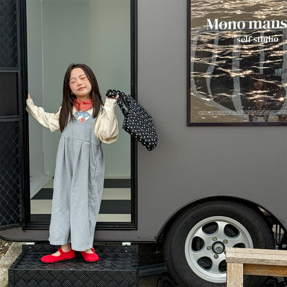 ライトブルーのサロペットパンツ（ビブ風）、フルレングスのシルエット