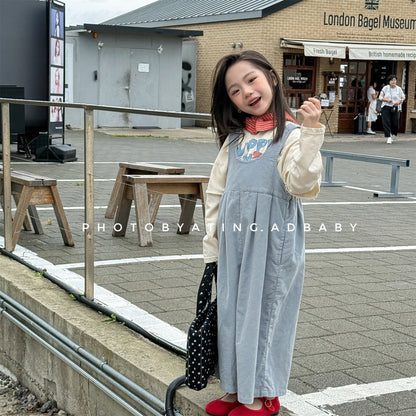 ライトブルーのビブ風サロペットパンツ、フロントポケット付き