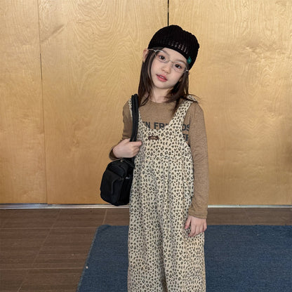 ヒョウ柄ビブ風サロペットパンツ、ベージュ系の全体デザイン