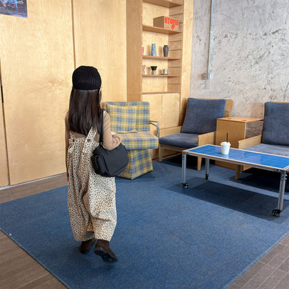ビブ付きサロペットパンツ（レオパード柄）ベージュ系、背面寄りの後ろ姿