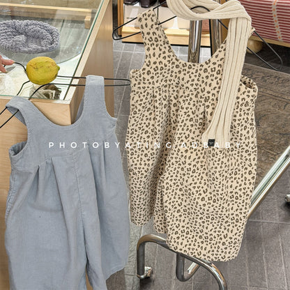 ビブ付きサロペットパンツ（レオパード柄）ベージュ系の掛け展示、ノースリーブ