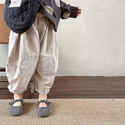キッズ用ルーズパンツ ベージュ系 チェック柄膝パッチのアップ 立ち姿