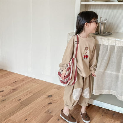 キッズ用ルーズパンツ ベージュ系 背面のチェック柄膝パッチが見える