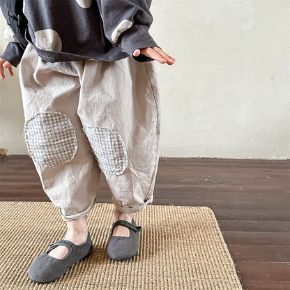 キッズ用チェック柄膝パッチ付きルーズパンツ、ベージュ系の膝アップと裾